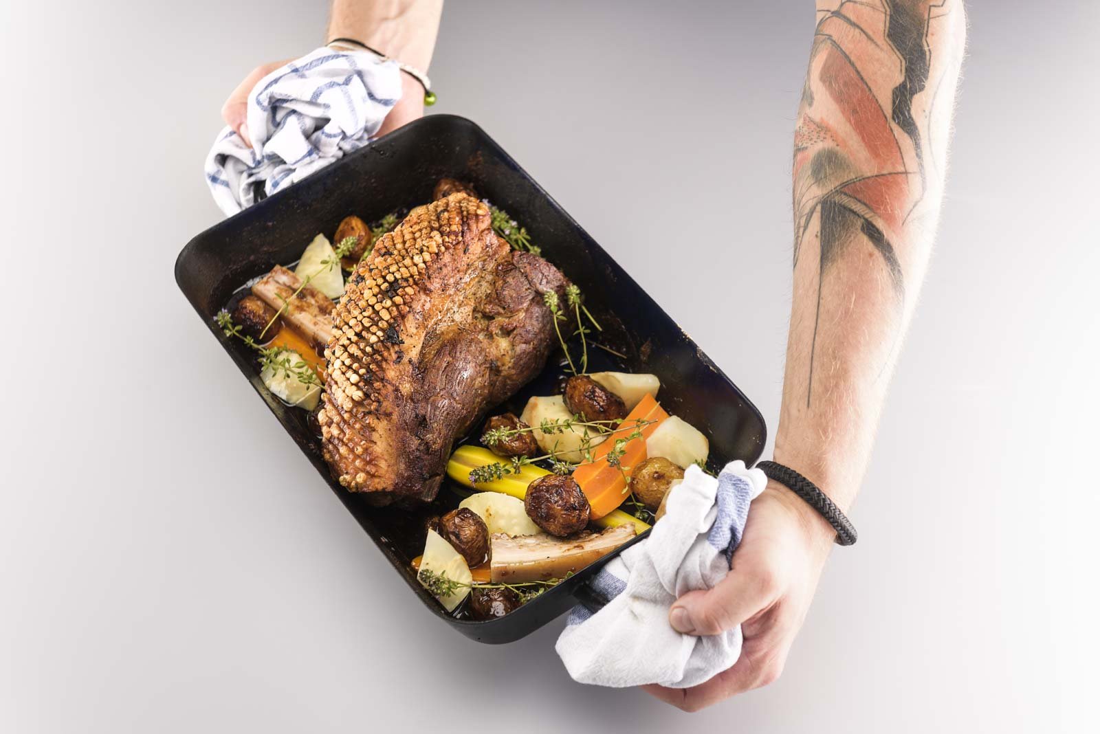Food Fotograf YOMYOM Schweinsbraten Hasibeder Fotostudio Innsbruck