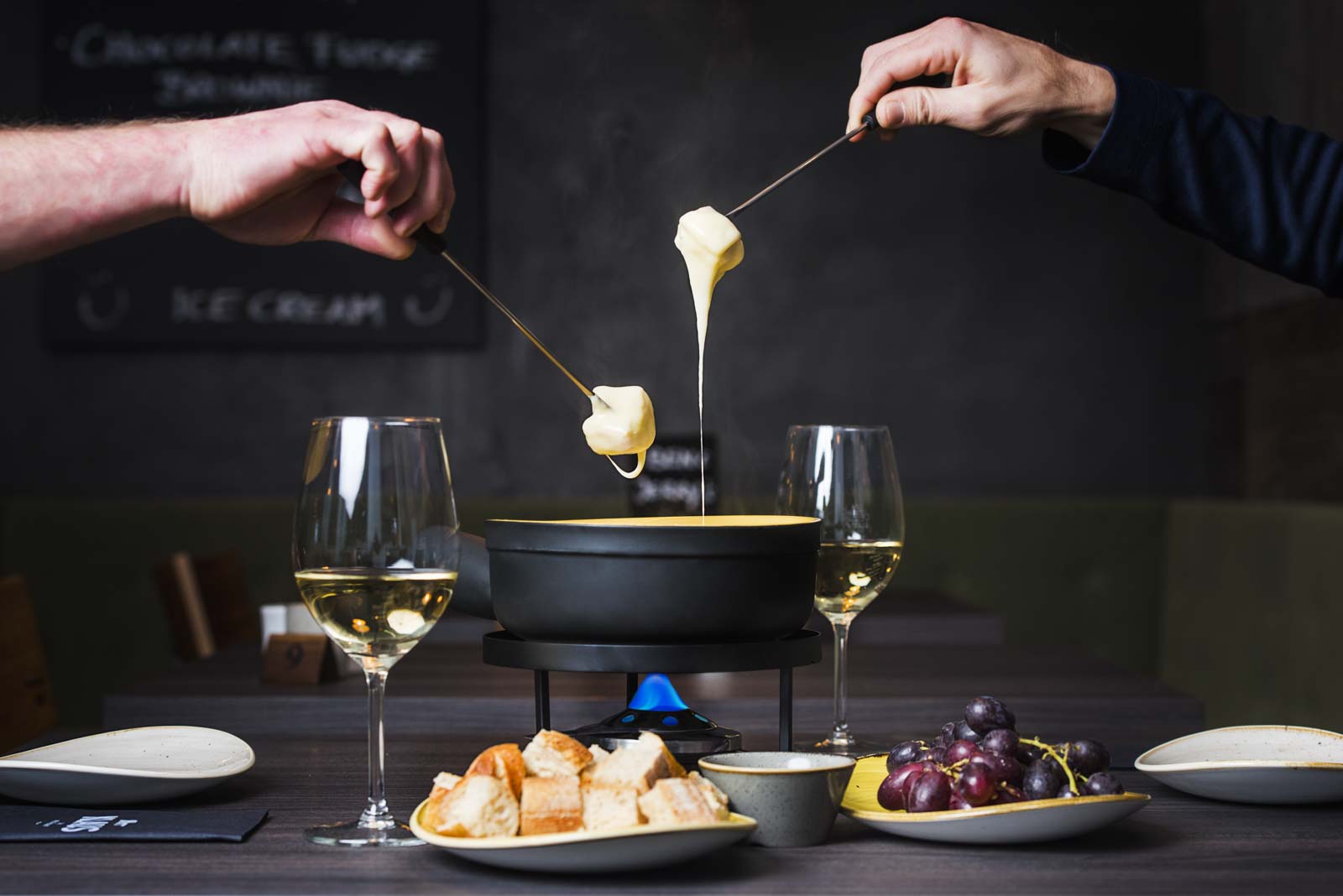 Food Fotograf Herr Klaus das Restaurant Kaese Fondue Chris Hasibeder Photographer Innsbruck
