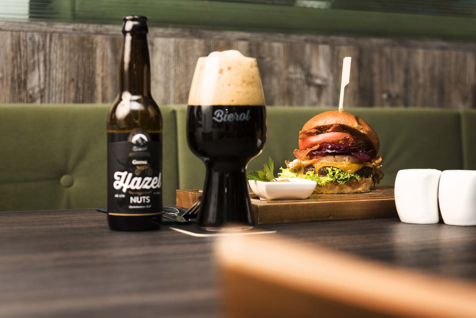 Food Fotograf Herr Klaus Burger Bacon Bier Christoph Hasibeder Fotograf Tirol
