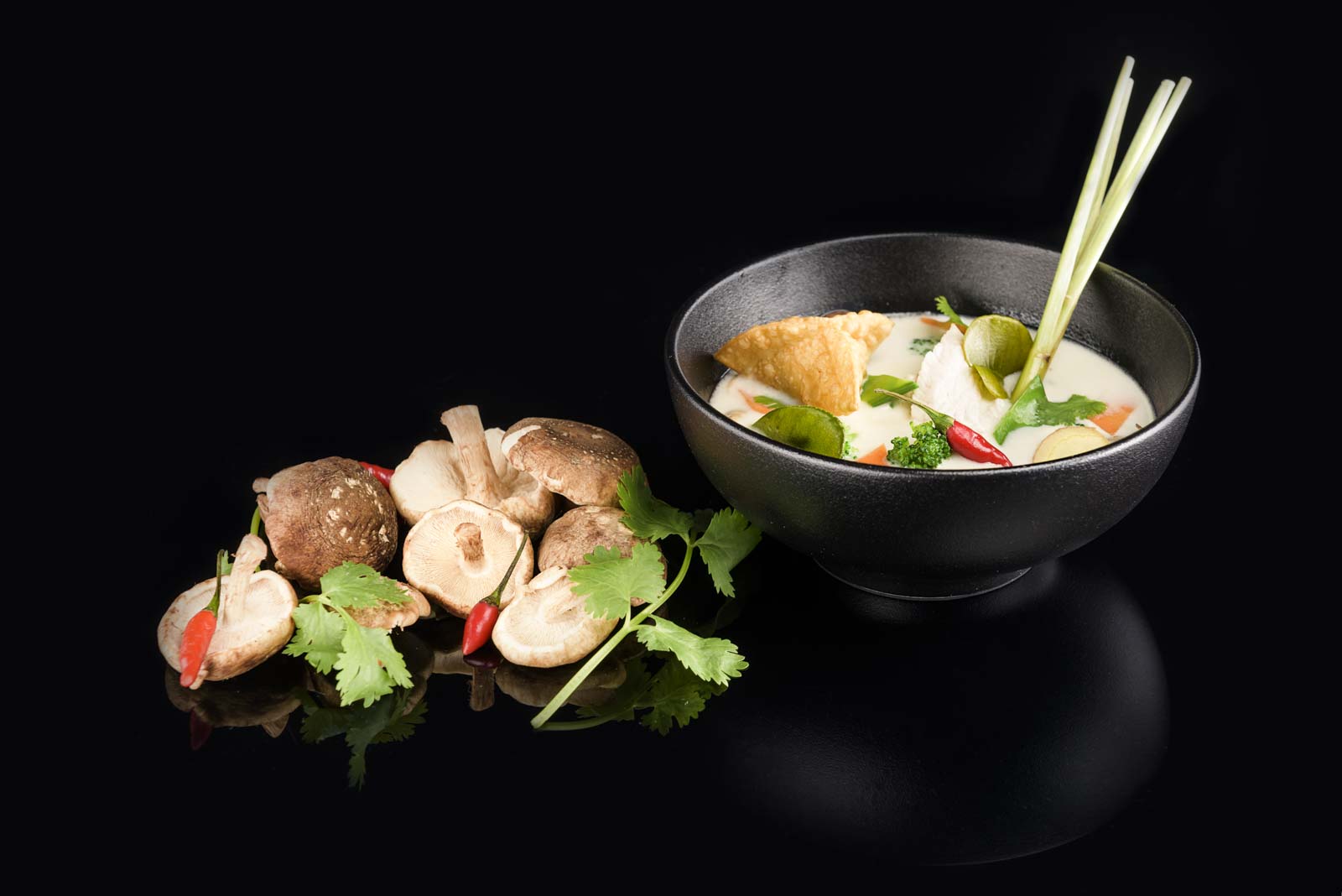 Food Fotograf YomYom das Kochbuch Tom Ka Gai Chris Hasibeder Studio Innsbruck
